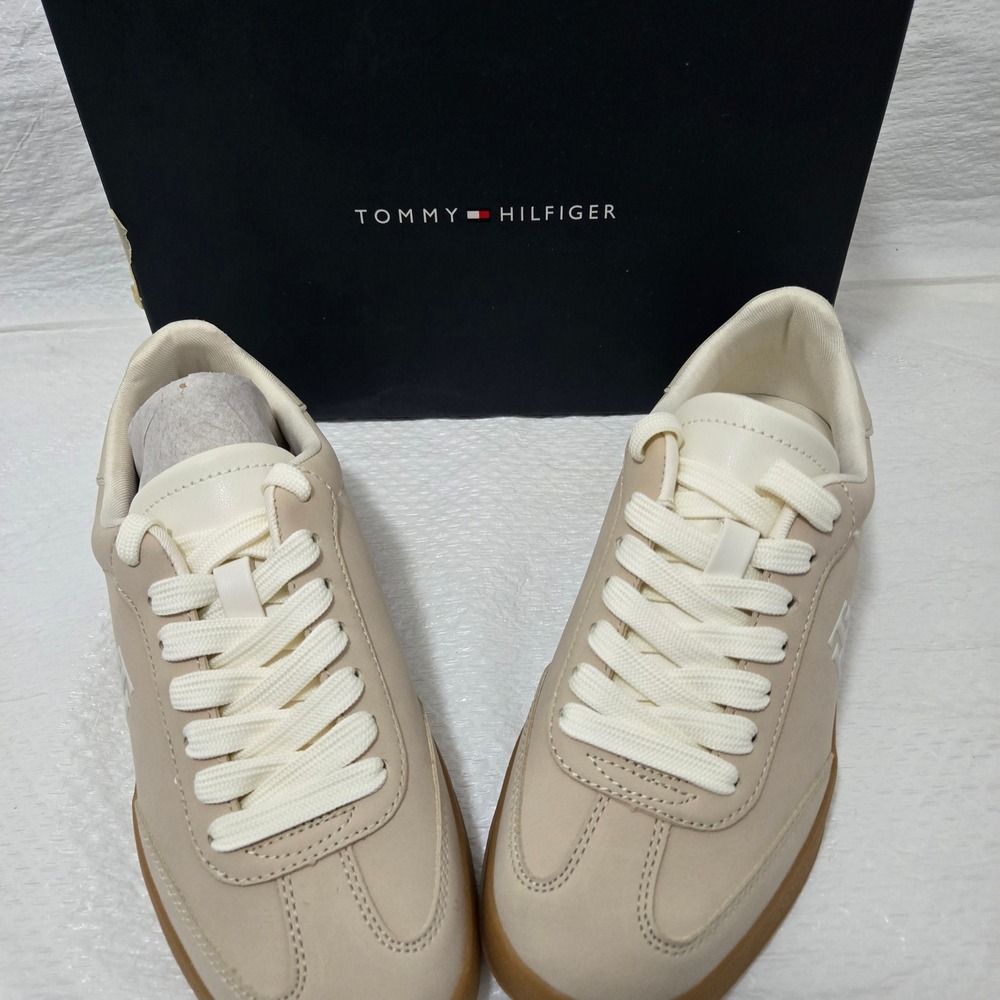 Tommy Hilfiger Sarhli Womens Light Gray Gum Sole Low Top Sneakers 6 M TWSARHLI